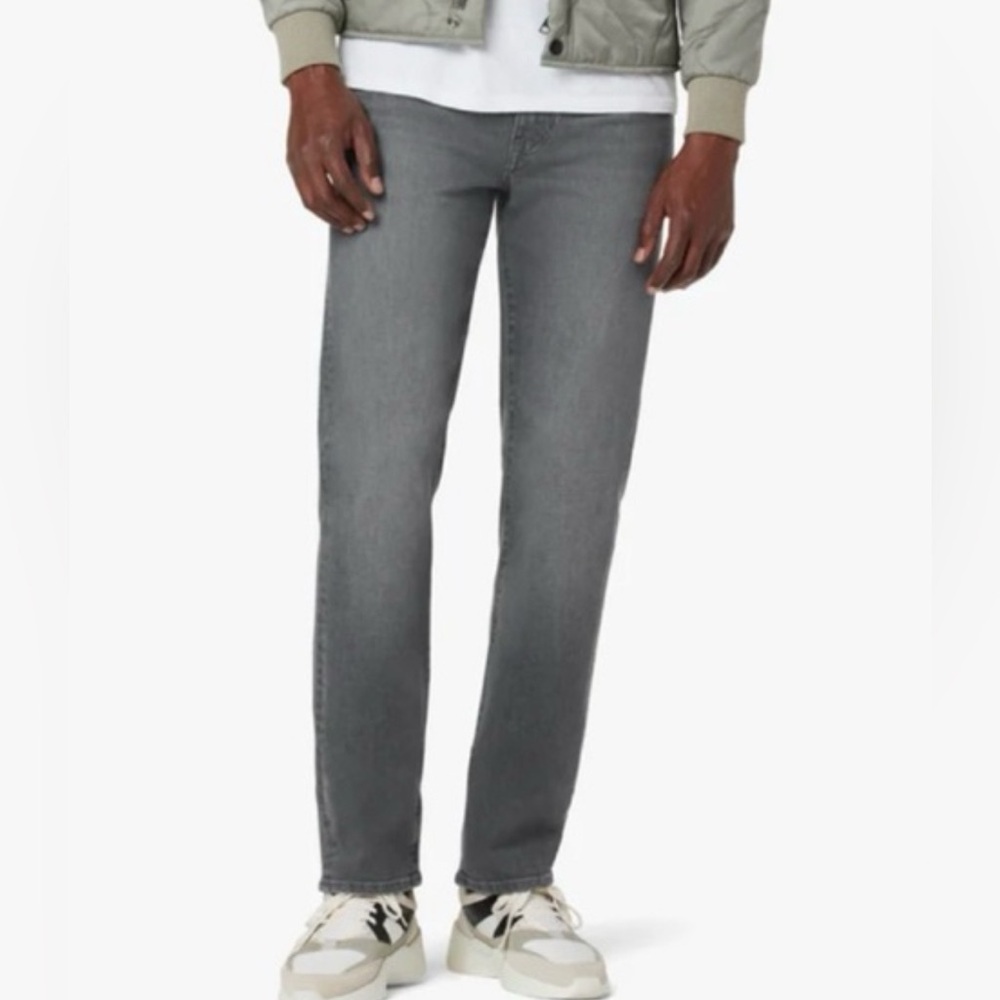 Joe’s Jeans THE BRIXTON
STRAIGHT + NARROW // RIPNER
Perfect condition